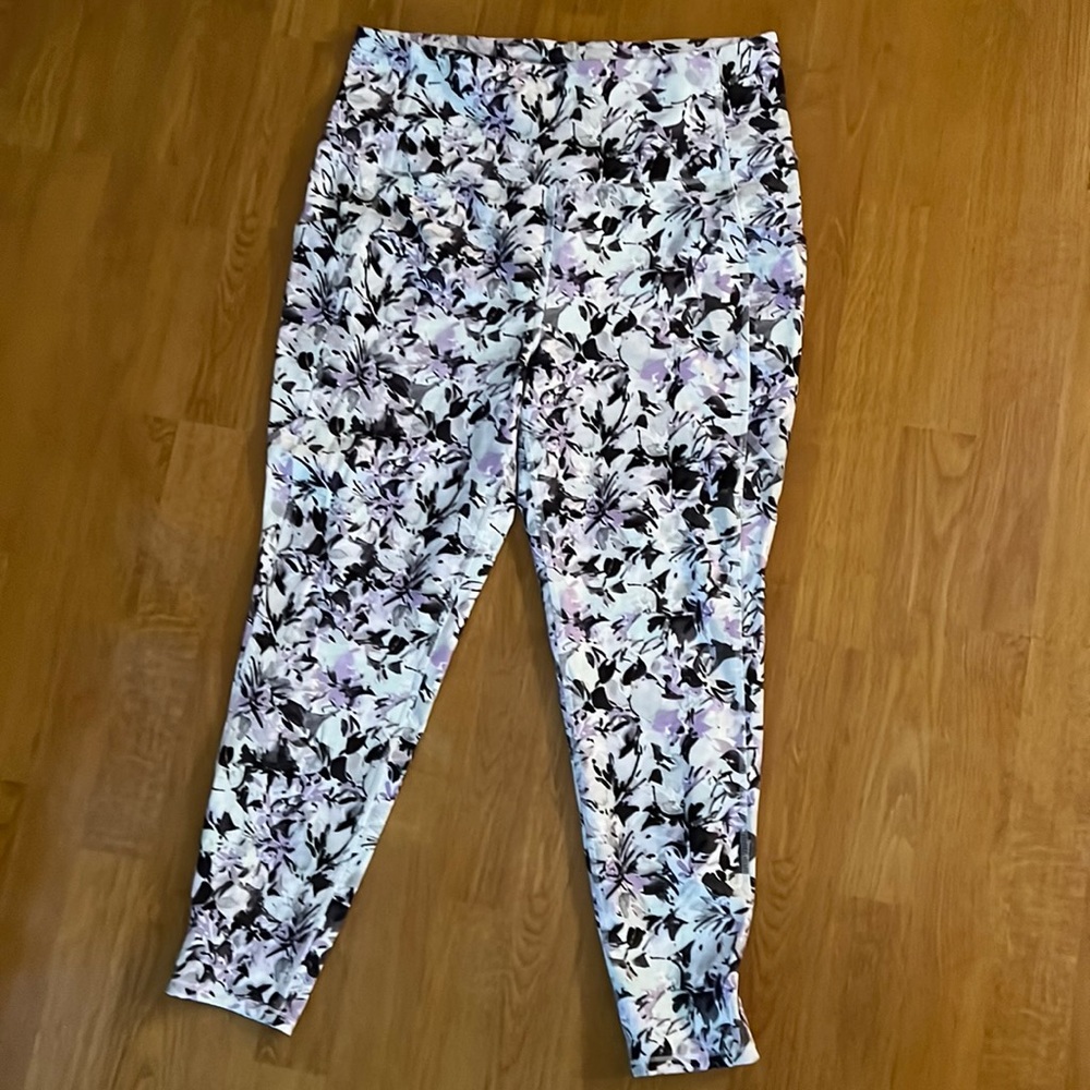 NEVER WORN MTA Sport Purple Floral Leggings with Pockets